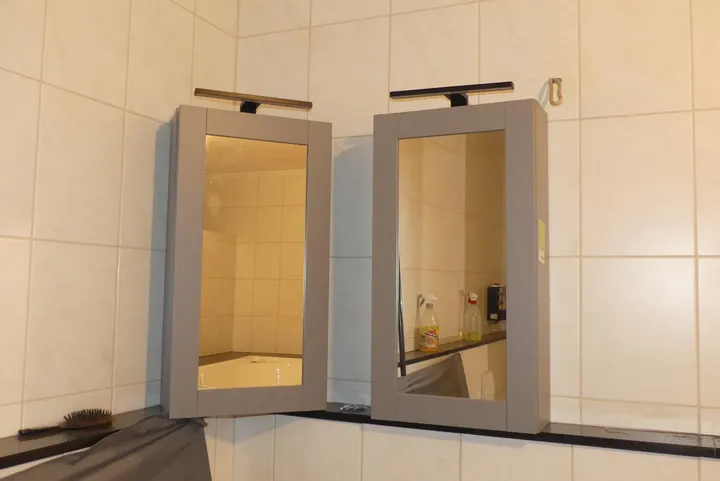 2x IKEA Spiegelschrank mit Beleuchtung Maße in cm je ca. 40 x 17 x 79 / Modell: ENHET